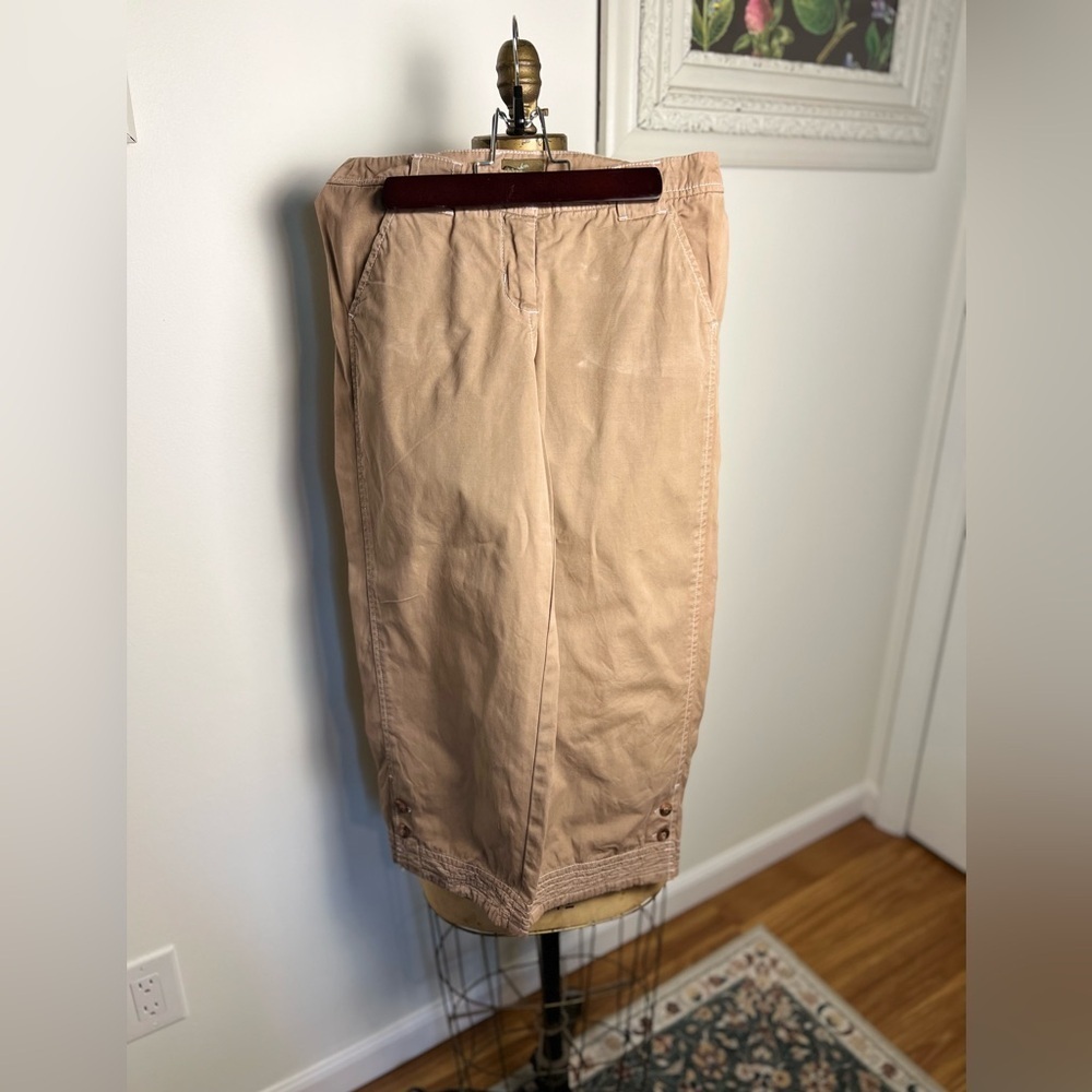 Anthropologie mauve pink capris size 2 with button details